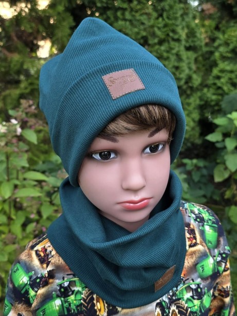 Zielona czapka dla chłopca.