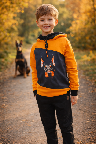Bluza dziecięca z kapturem pomarańczowo czarna z nadrukiem Dobermana – wygodna bluza dresowa dla chłopca, modna odzież dziecięca premium
