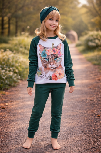 Dziewczynka w zielonej bluzie dziecięcej z kotem w kwiatach, stylowa bluza dresowa dla dziewczynki, modna odzież dziecięca