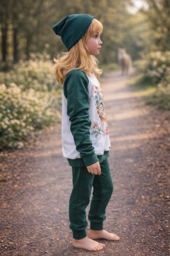 Bluza dziewczęca zielona z dresówki widok z boku, wygodna bluza dziecięca z nadrukiem kota, modny outfit dla dziewczynki