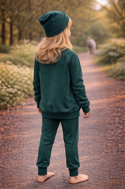 Tył bluzy dziewczęcej zielonej dresowej, klasyczna bluza dziecięca z długim rękawem, wygodna odzież dla dziewczynki